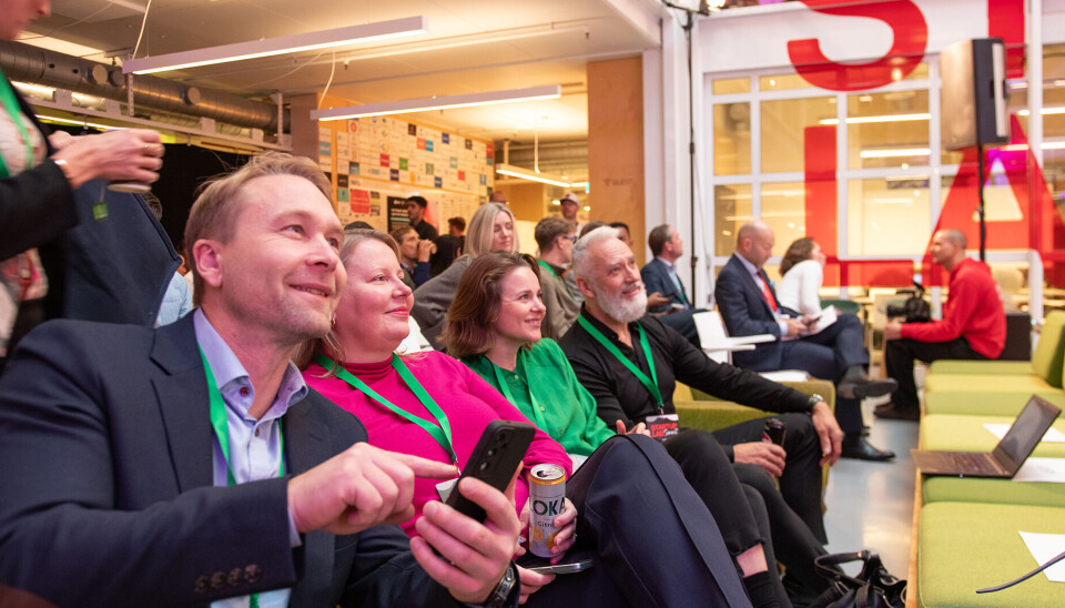 Terhi Vapola (i rosa) synes nivået blant de nordiske klimatech-startupene er høyt og har vært høyt i flere år. Juryen under Startuplab Summit