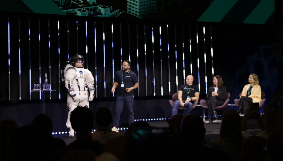 Nima Shahinian viser frem Nåva Space sin romdrakt. DNB NXT.