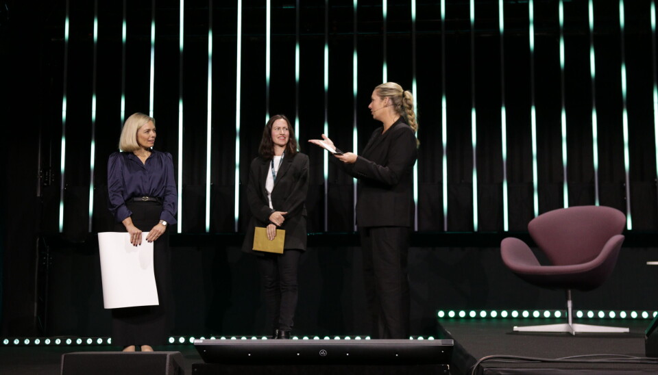 Fra venstre: Ida Åsle og Marie Mostad delte ut premien.