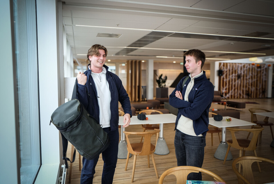 – Etter hvert vokste det vi gjorde utenfor skolen så mye at det ikke lenger ga mening å balansere det, sier Mikael Steenbuch. Her sammen med Erik Bohne (til høyre). De etablerte Astar Technologies først som et studentiltak i 2023. Nå drar gründerne inn millioner på å hjelpe næringslivet med å holde tritt med den teknologiske utviklingen.