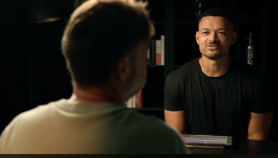 Steven Bartlett i samtale med en med tysk fotballtrener.