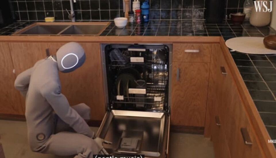 Neo lukker døra til oppvaskmaskina. Neo lukker døra til oppvaskmaskina.