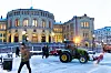 Oslo 20260108. En traktor salter utenfor Stortinget i Oslo.Foto: Amanda Pedersen Giske / NTB