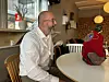Peter Julius og roboten som testes ut i danske institusjoner.