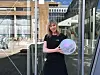 Ingerine Dahl er gründer i Muzziball, her med ballen.