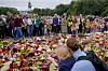 Tusenvis av mennesker har strømmet til Slottsplassen i Oslo for å legge ned blomster.