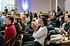 Publikum heier frem gründerne under åpningen av Innovasjonsuken Opp.