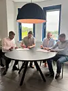 Svein Ove Kvalsund (to fra høyre) og Henrik Lie-Nielsen (til venstre) i Kravia sammen med de nederlandske gründerne.