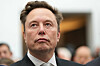 Nærbilde av Elon Musk i mørk dress under et arrangement i Washington.