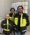 Bioteknolog i Kelpinor, Stina Grønbeck Karlsen, medgründer Christoffer Røang og medgründer og daglig leder, Hermann Peter Schips, inne i fabrikken like utenfor Bodø.