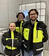 Bioteknolog i Kelpinor, Stina Grønbeck Karlsen, medgründer Christoffer Røang og medgründer og daglig leder, Hermann Peter Schips, inne i fabrikken like utenfor Bodø.