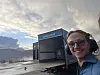 Medgründer i Kelpinor, Christoffer Joys Røang, som smilende sender avgårde 4 tonn med biostimulant til Italia.